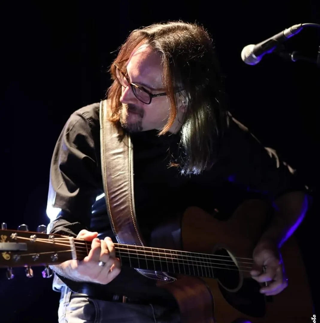 Alessandro Peretto canta con la chitarra acustica