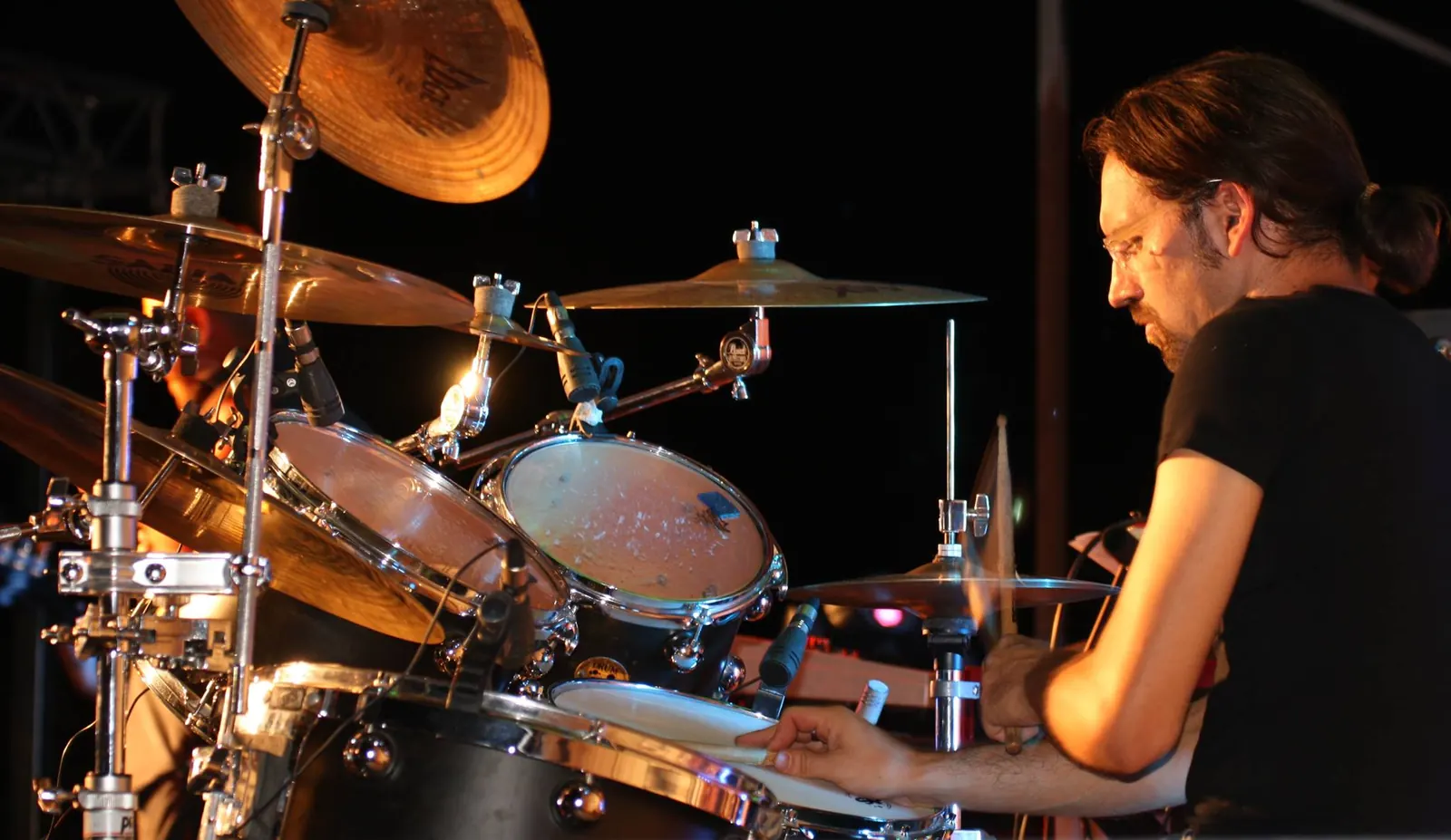 Alessandro Peretto alla batteria durante un concerto